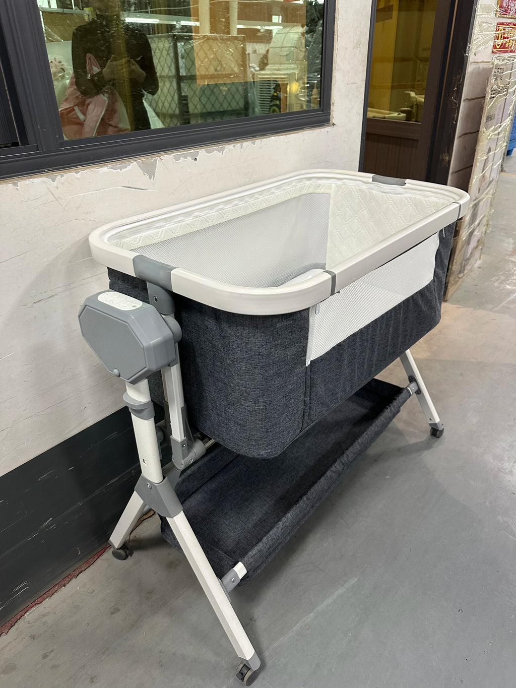 Automatic Rocking Bassinet Newborn Bedside Sleeper - side angle